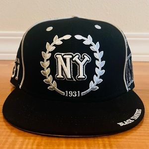 NEW YORK BLACK YANKEES VELCRO STRAP CAP